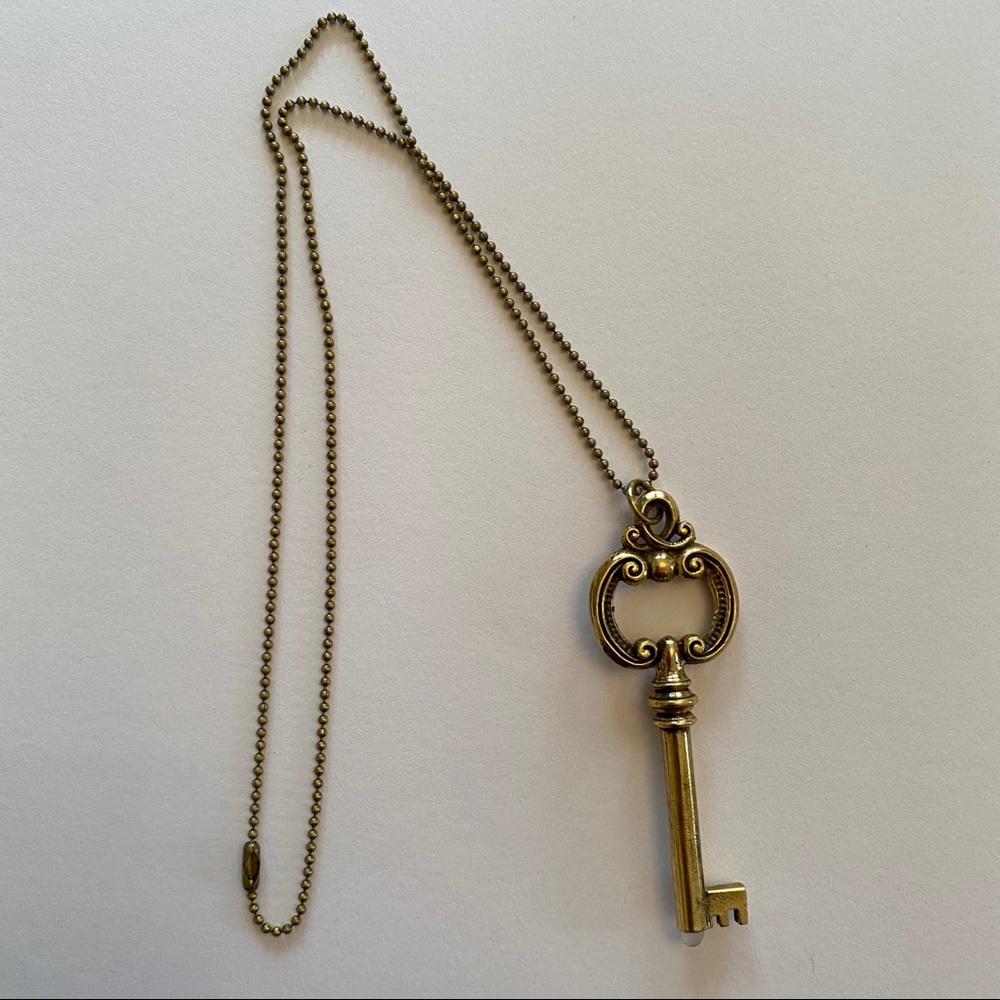 Antique brass key necklace with long chain - Picture 6 of 12
